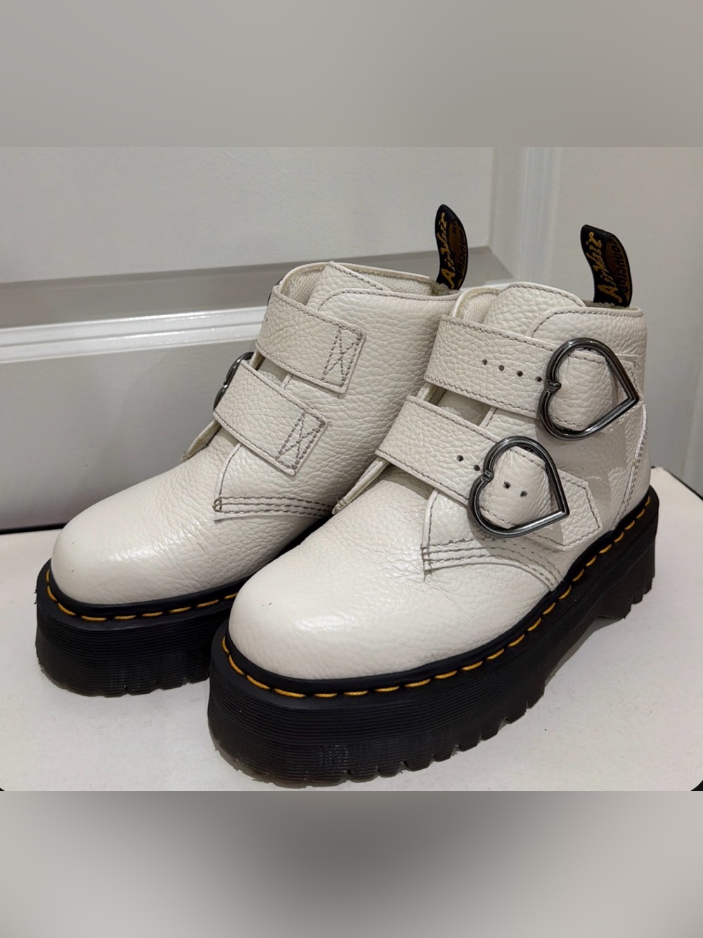 Dr. Martens Devon Heart Platform Boots White 🤍🖤